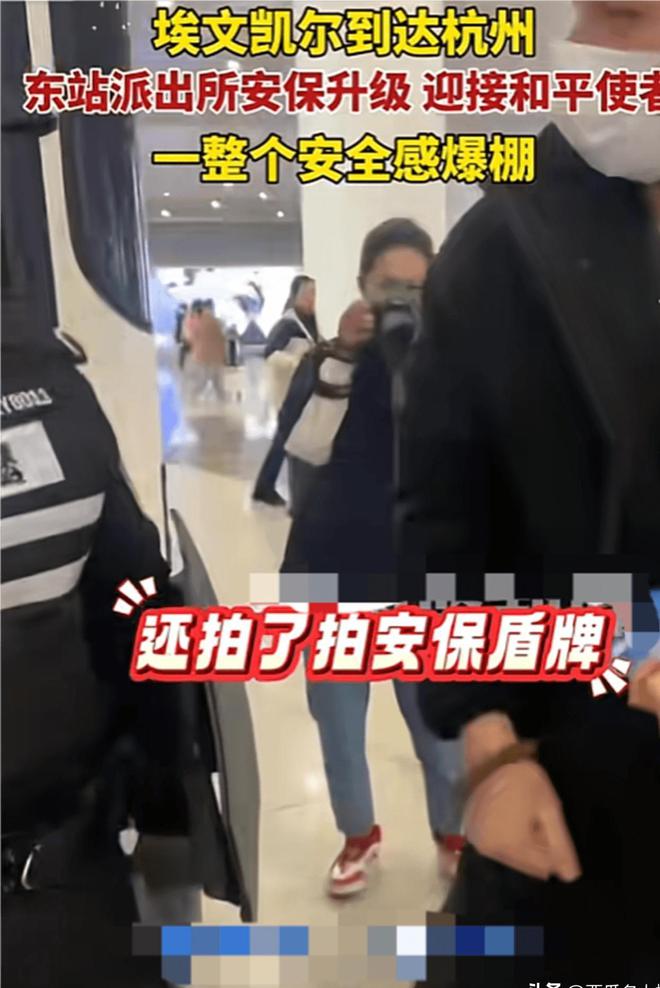 保人员调皮互动天津老板大气送他中山装千亿·国际网站埃文凯尔杭州之旅与安(图21)