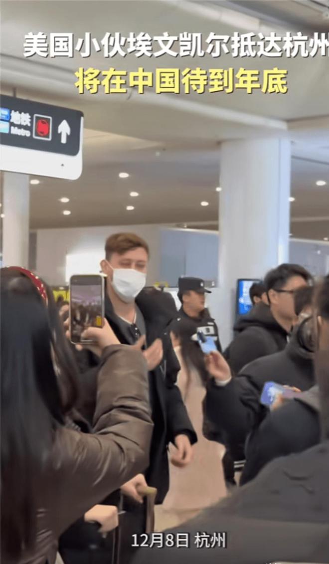 保人员调皮互动天津老板大气送他中山装千亿·国际网站埃文凯尔杭州之旅与安(图22)