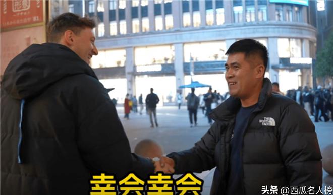保人员调皮互动天津老板大气送他中山装千亿·国际网站埃文凯尔杭州之旅与安(图25)