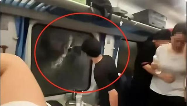 倒后有人砸窗自救；西宁曹家堡机场：正介入调查机场摆渡车挤满人疑没开空调闷热难耐女乘客晕(图2)