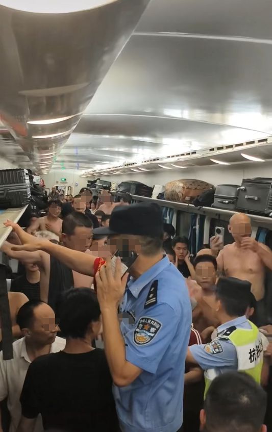 倒后有人砸窗自救；西宁曹家堡机场：正介入调查机场摆渡车挤满人疑没开空调闷热难耐女乘客晕(图6)