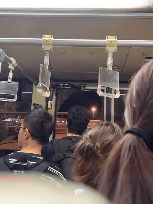 倒后有人砸窗自救；西宁曹家堡机场：正介入调查机场摆渡车挤满人疑没开空调闷热难耐女乘客晕(图7)