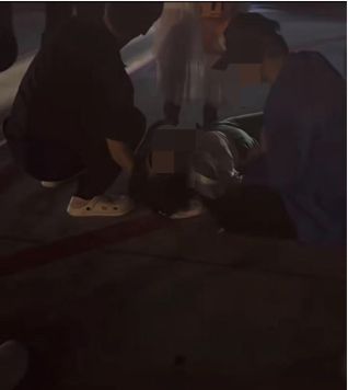 倒后有人砸窗自救；西宁曹家堡机场：正介入调查机场摆渡车挤满人疑没开空调闷热难耐女乘客晕(图3)